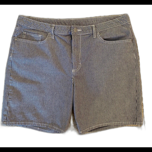 Lee Riders Mid Rise Womens Shorts Plus Size ? 14 Casual Blue White Pinstriped - Picture 1 of 10